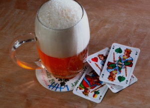 Bierkrug und Kartenspiel