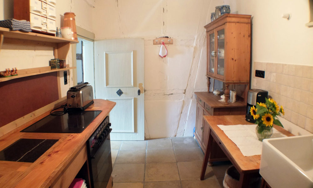 Die Küche wurde vom Schreiner für den Raum hergestellt.