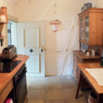 Die Küche wurde vom Schreiner für den Raum hergestellt.